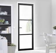 zwarte houten deur met glas