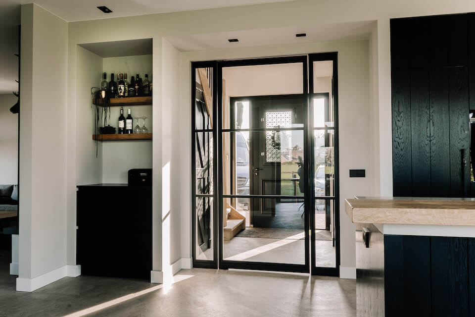 stalen deur met zijlicht