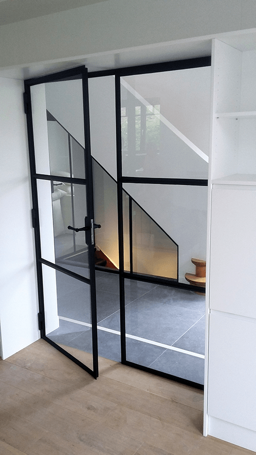 stalen zwarte binnendeur