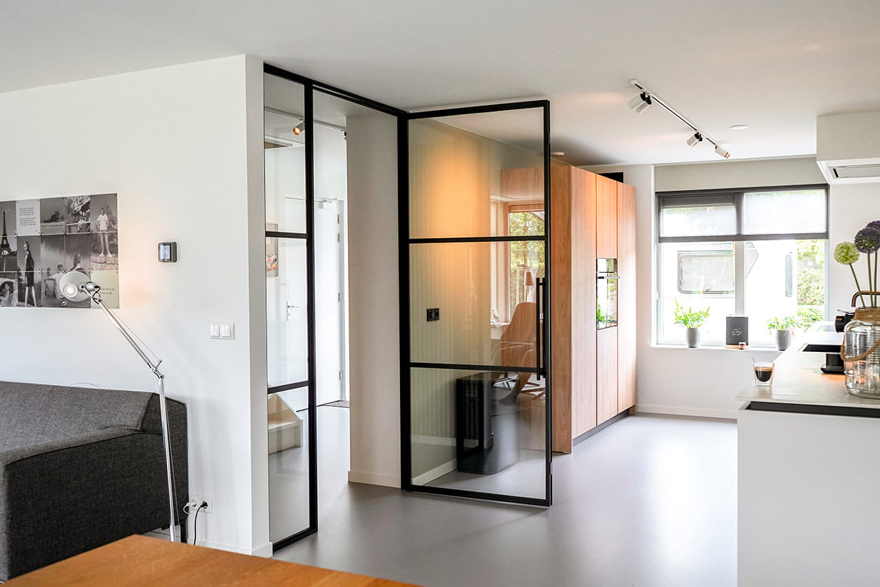 glazen deur met staal