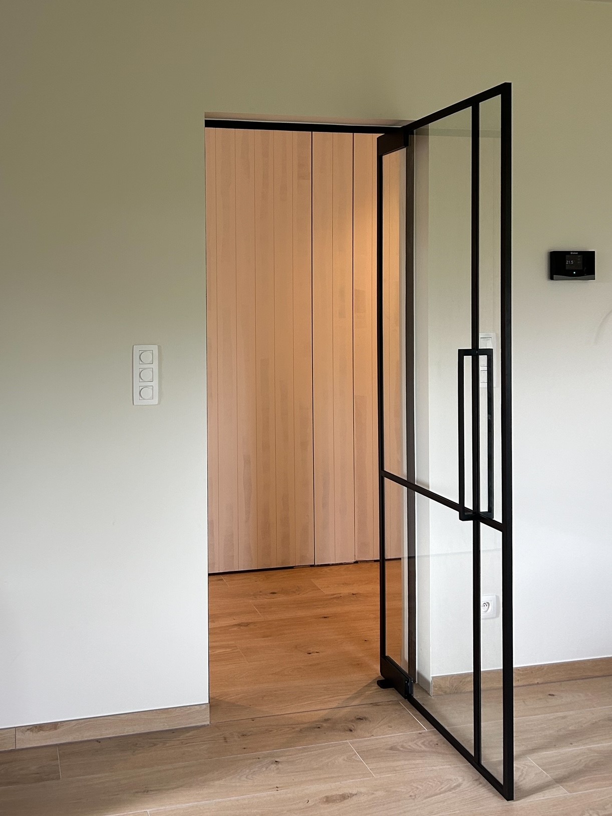 pivoterende glazen deur