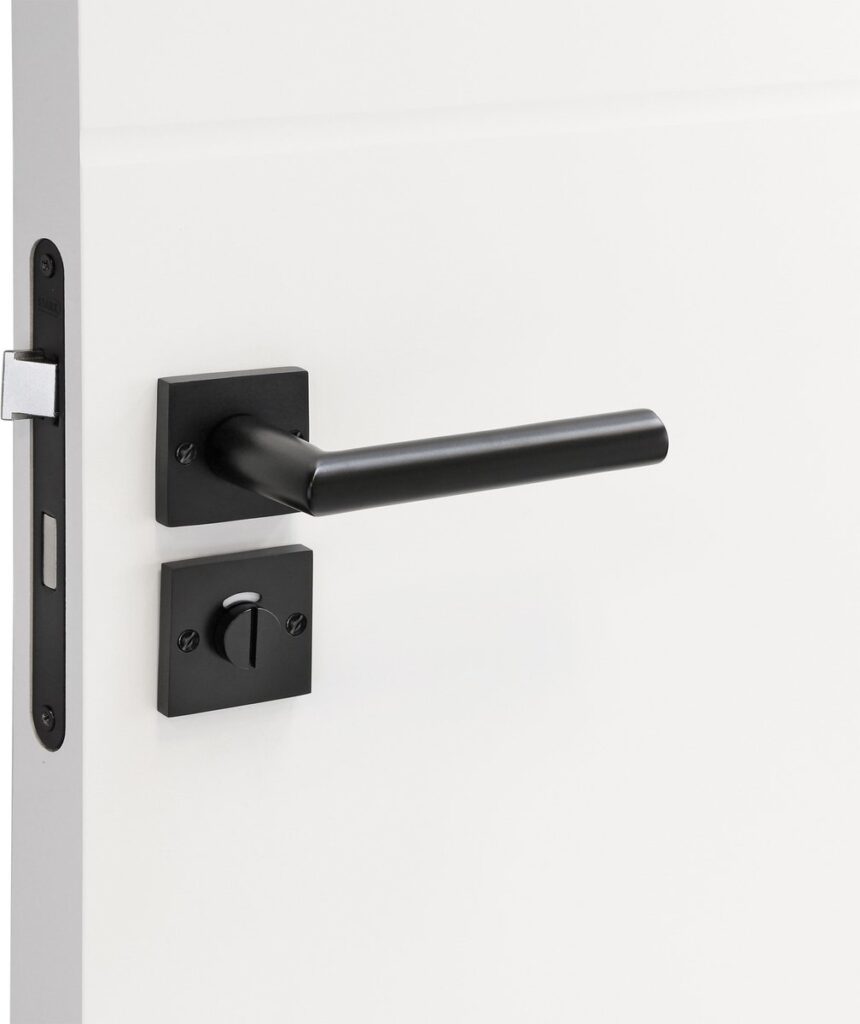 witte deur zwarte klink